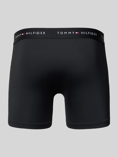 Männermodel trägt Boxershorts mit elastischem Bund mit Logo-Intarsien im 3er-Pack von Tommy Hilfiger, Optik: Unifarben, Passform: Skinny-Fit, Label-Schriftzug, Bundabschluss: elastischer Bund mit Logo-Intarsien, Multipack:3er-Pack, Materialverarbeitung: Stretch, Ganzkörperansicht Rückansicht.