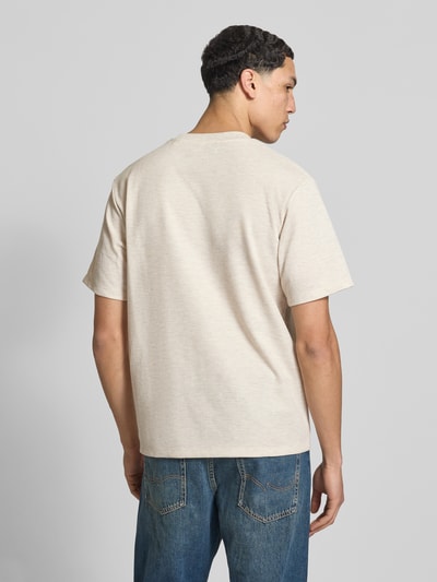 Männermodel trägt T-Shirt mit Stehkragen Modell 'AUSTIN' von Jack & Jones, beiger Baumwollmix, gerader Schnitt, Ganzkörperansicht Rückansicht.