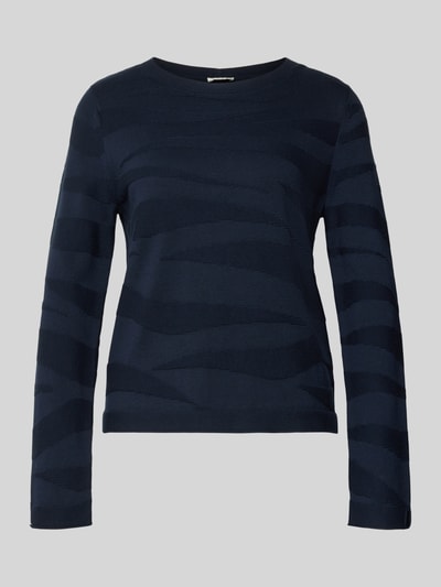 Frauenmodel trägt Regular Fit Pullover aus reiner Baumwolle von Tom Tailor, granatowy kolor, strukturalny wzór, cienka dzianina, okrągły dekolt, długie rękawy, mankiety i dół z rozcięciem, widok całej sylwetki z przodu.