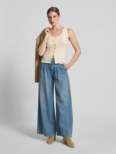 Vrouwenmodel draagt 'Trägertop mit Rundhalsausschnitt und Knopfleiste' van Jake*s Casual, puur katoen, slim fit, ronde hals, knoopsluiting, ruglengte bij maat S 52 cm, lichte tinten, lichte textuur, geheel vooraanzicht.