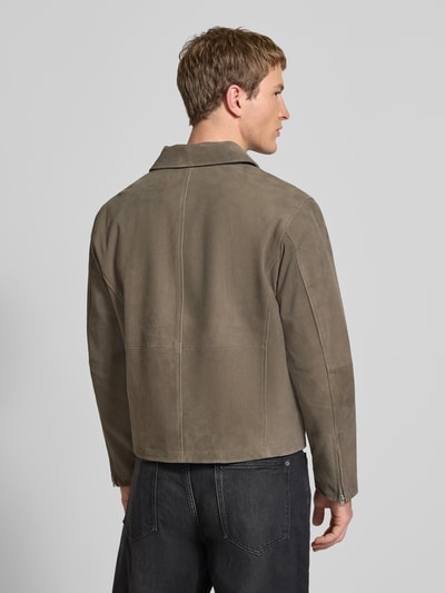 Männermodel trägt Lederjacke mit Reißverschluss und Eingrifftaschen von Jack & Jones Premium aus Wildleder, Regular-Fit, Rückansicht.