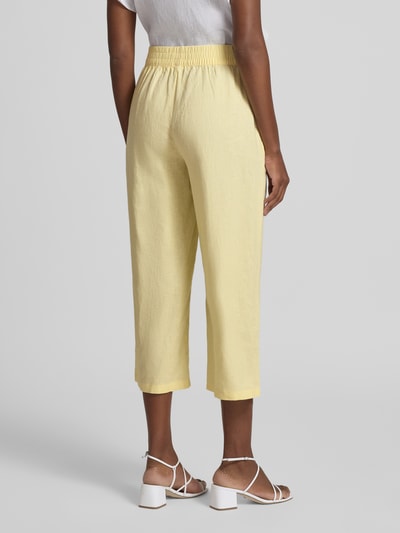 Vrouwenmodel draagt Culotte aus Leinen-Viskose-Mix mit elastischem Bund van B.Young, cropped fit, lichtgeel, model 'FALAKKA', detailopname rugaanzicht