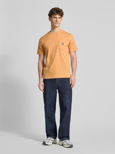 Carhartt Work In Progress Regular Fit T-shirt met logo-patch Neon oranje - 1