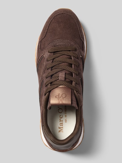Productfoto, bruine sneakers van rundleer met opvallende textuur, witte zool, details van Marc O'Polo dames sneakers