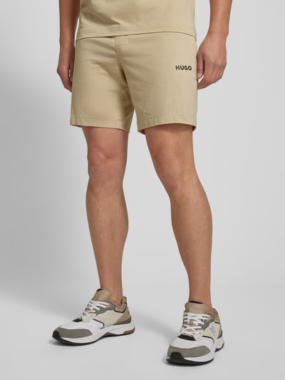 HUGO Regular Fit Shorts mit Label-Print Sand 4