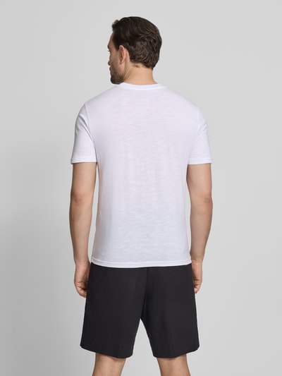 Męski model nosi Regular Fit T-Shirt mit Rundhalsausschnitt od MCNEAL, bawełna, krój regular fit, długość pleców w rozmiarze M 67 cm, całkowity widok z tyłu.