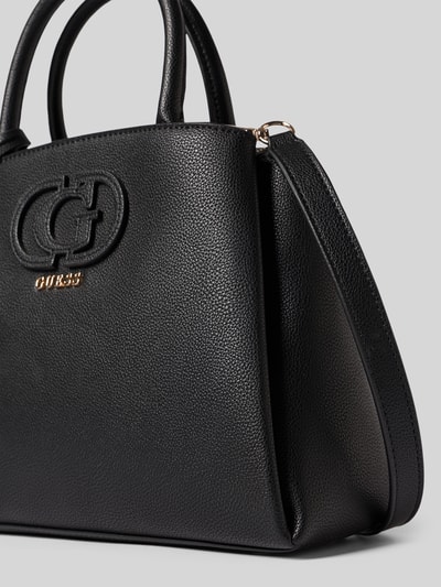 Produktfoto, Handtasche in Leder-Optik Modell 'Isola' von Guess, czarny kolor, faktura ziarnista, logo, podzielona komora główna na zamek, pasek na ramię i odpinana rączka, Szerokość w rozmiarze 1: 31 cm, długość: 22 cm, głębokość: 14 cm, długość paska: 123 cm