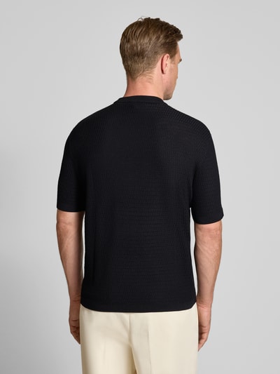 Männermodel trägt Slim Fit Strickshirt aus reiner Wolle von Emporio Armani in Schwarz mit gerippten Abschlüssen, Ganzkörperansicht Rückansicht.