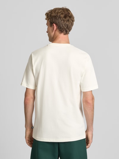 Męski model nosi Regular Fit T-Shirt aus reiner Baumwolle Modell 'SLIDE' von adidas Sportswear w kolorze ecru, gładka tekstura, Ganzkörperansicht Rückansicht.