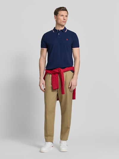 Männermodel trägt Slim Fit Poloshirt aus reiner Baumwolle von Polo Ralph Lauren in Optik: Unifarben mit Logo-Stitching, Ganzkörperansicht von vorne