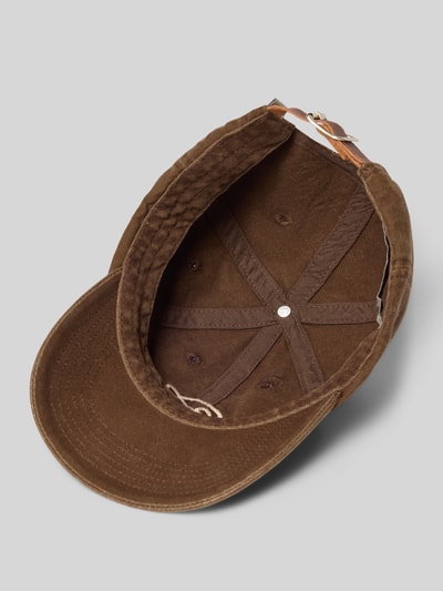 Produktfoto, braune Basecap aus reiner Baumwolle Modell 'CALLIGRAPHIE' von RETERNITY mit verstärktem Schirm, sichtbarer verstellbarer Riegel, eingestickte Luftlöcher, Label-Stitching, Oberseite und Innenseite zeigen glatte und strapazierfähige Textur