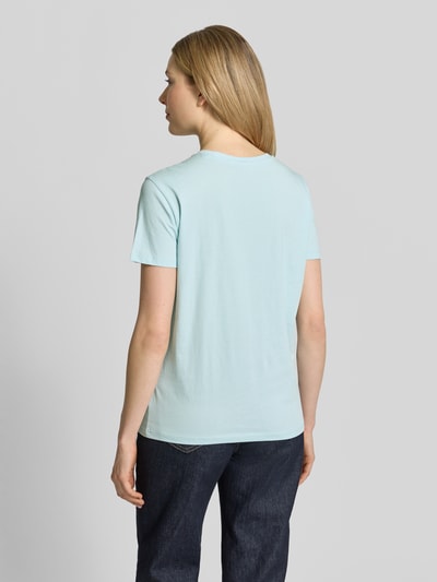 Kobiece model nosi damski t-shirt z bawełny o kroju regular fit z wyhaftowanym motywem od Jake*s Casual, okrągły dekolt, długość tyłu w rozmiarze S: 61 cm, jasnoniebieski kolor, gładka faktura, pełny widok od tyłu.
