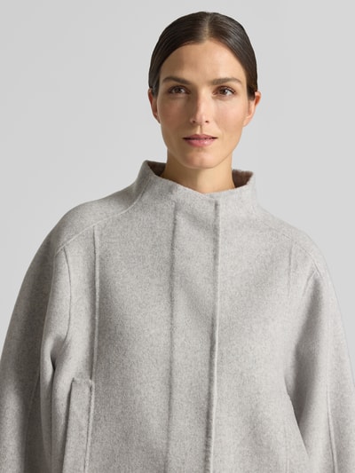 Frauenmodel trägt Loose Fit Blouson aus Woll-Mix Modell 'Hatura' von OPUS in Hellgrau, glatte Struktur, Nahaufnahme Oberkörper, Damen Bomberjacke / Blouson.