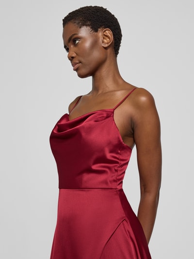 Frauenmodel trägt Abendkleid mit Gehschlitz von LUXUAR FASHION aus strapazierfähigem, unifarbenem Material, Herzausschnitt, Spaghettiträger, Nahaufnahme Oberkörper.