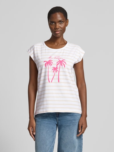Frauenmodel trägt T-Shirt mit Motiv-Print Modell 'Fenjal' von FREE/QUENT aus Bio-Baumwoll-Elasthan-Mix, weiß-rosé gestreift, Regular Fit, Ganzkörperansicht von vorne.