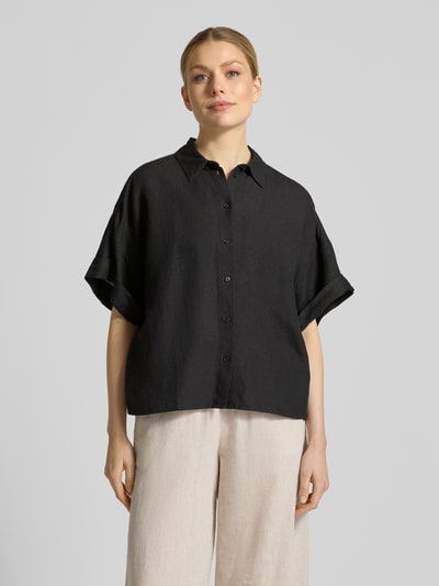 Vrouwenmodel draagt Regular Fit Bluse aus Leinen-Viskose-Mix Modell 'BISENAS' van BOSS Orange, unie kleur, korte mouw, hemdkraag, vooraanzicht bovenlichaam.