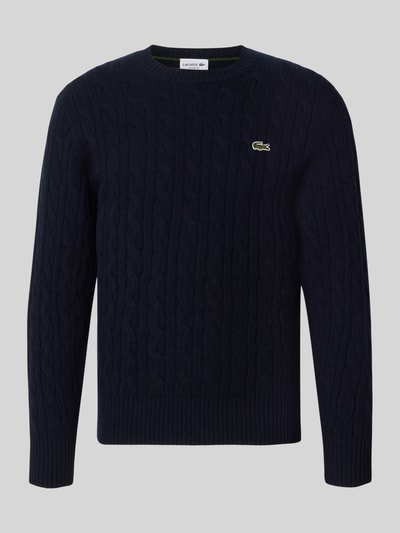 Produktfoto, dunkelblauer Regular Fit Pullover aus reiner Wolle von Lacoste, feines Strickmuster, auf grauem Hintergrund, Herren Pullover