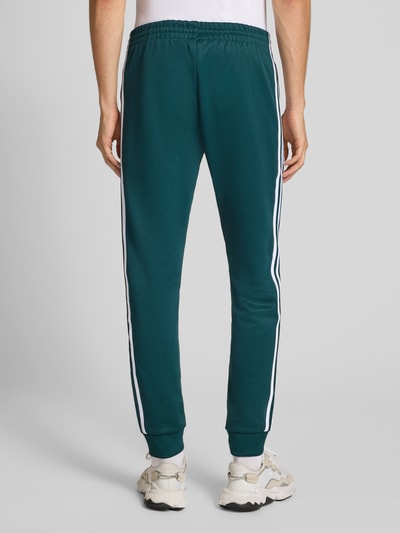 adidas Originals Spodnie dresowe o kroju slim fit z wyhaftowanym logo Ciemnozielony 5