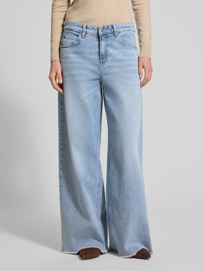 Frauenmodel trägt Loose Fit Jeans aus Baumwoll-Mix Modell 'Nevada' von MAC in Hellblau, 5-Pocket-Design, Label-Patch, ausgefranste Beinabschlüsse, Bundweite Größe 36/32: 42 cm, Innenbeinlänge: 79 cm, Ganzkörperansicht von vorne.