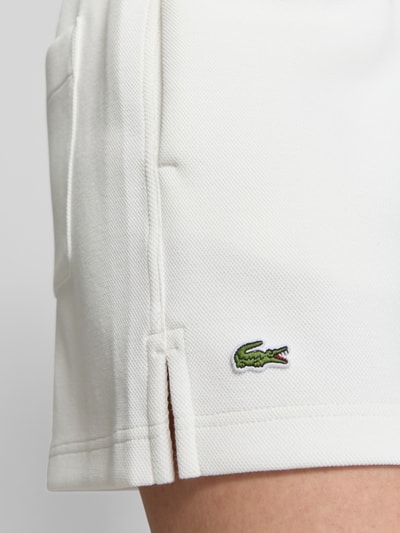 Mädchen trägt Regular Fit Sweatshorts aus reiner Baumwolle von Lacoste, efekt: jednolity kolor, krój regular fit, wyhaftowane logo, tunel, ściągacz, bawełna, detailaufnahme