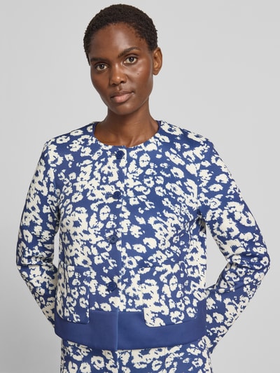 Frauenmodel trägt Regular Fit Blazer mit floralem Allover-Print von Marc Cain in Blau und Weiß, elastischer Baumwoll-Mix, Nahaufnahme Oberkörper.