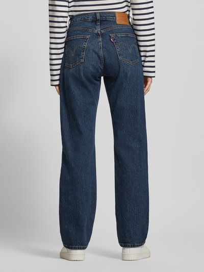 Frauenmodel trägt Jeans mit 5-Pocket-Design von Levi's®, dunkelblauer Baumwoll-Elasthan-Mix, gerader Schnitt, Ganzkörperansicht Rückansicht.