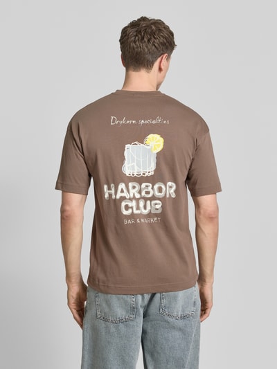 Männermodel trägt T-Shirt mit Motiv-Print und Rundhalsausschnitt von Drykorn, braun, reine Baumwolle, Regular Fit, Rückansicht Ganzkörperansicht.