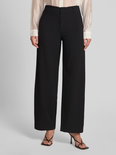 Frauenmodel trägt schwarze Wide-Fit Stoffhose mit Viskose-Anteil Modell 'Dutiful' von Drykorn, Elastischer-Material-Mix, Gesäßtaschen und Haken-Reißverschluss, Ganzkörperansicht von vorne.
