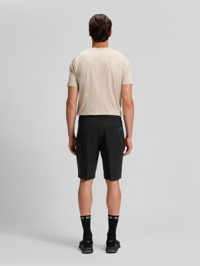 Männermodel trägt Regular Fit Shorts mit elastischem Bund Modell 'S_SPEEDFLEX' von BOSS Green, unifarben, Ganzkörperansicht Rückansicht.