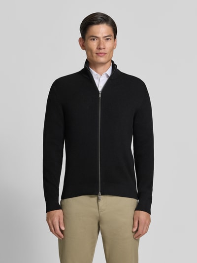 Männermodel trägt Strickjacke mit Stehkragen Modell 'LEVI' von MCNEAL in Schwarz, Baumwoll-Mix, gerader Schnitt, Ganzkörperansicht von vorne.