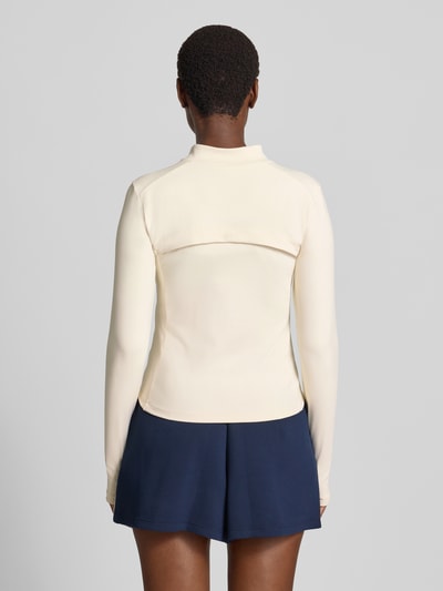 Frauenmodel trägt Jacke mit Zweiwege-Reißverschluss Modell 'Sense' von aim'n in Creme, schmaler Schnitt, Stehkragen, Rückansicht, Kontext: Damen Jacke, Mix mit Stretch-Anteil, Reißverschlusstaschen, Rückenlänge bei Größe S 52 cm, Schulterbreite 38 cm, Brustweite 42 cm, Ärmellänge 64 cm.