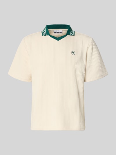 Produktfoto, cremefarbenes Regular Fit Poloshirt mit Logo-Stitching Modell 'Fancy' von REVIEW, Elastischer-Material-Mix, Kurzärmelig, Polokragen, Rückenlänge 87 cm bei Größe M, feine Struktur.