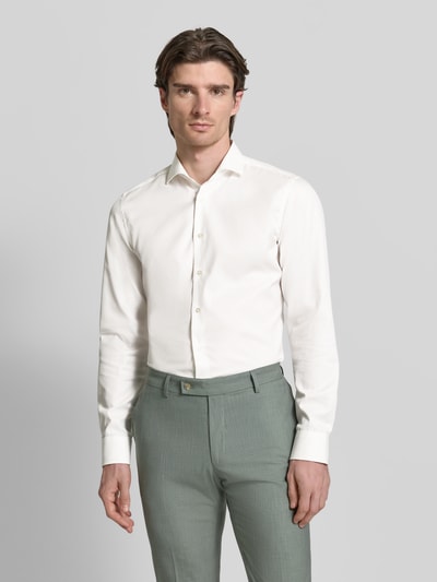 Männermodel trägt Slim Fit Businesshemd aus Twill von ETERNA in Weiß, Haifischkragen, feine Webstruktur, Ganzkörperansicht von vorne.
