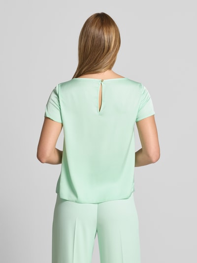 Frauenmodel trägt Blusenshirt mit Rundhalsausschnitt und abgerundetem Saum von Rinascimento in Mint, Material-Mix, Loose Fit, Ganzkörperansicht Rückansicht.