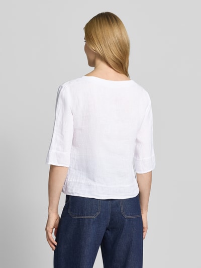 Männermodel trägt Regular Fit Bluse mit 3/4-Arm Modell 'Ol44iviaa' von ZABAIONE, biała, lniana faktura, krój regular fit, widok z tyłu, Ganzkörperansicht Rückansicht.