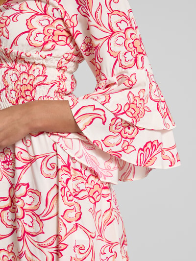 Frauenmodel trägt Minikleid aus Viskose mit V-Ausschnitt von Apricot, reine Viskose, allover florales Muster in Rosa und Rot, taillierter Schnitt, Detailaufnahme Oberkörper.