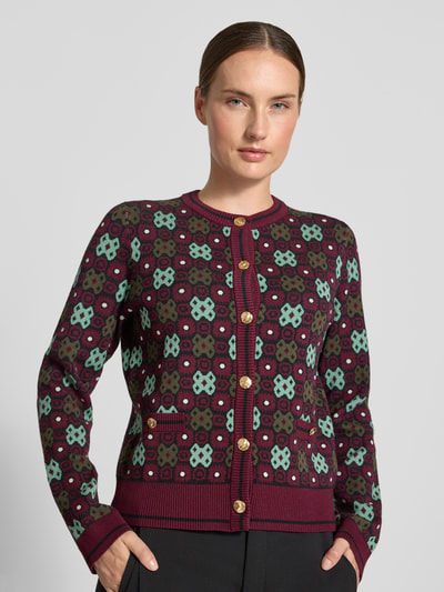 Kobiece modelka nosi kardigan rozpinany z mieszanki wiskozy model 'FunkyCardi' od JAKE*S WOMAN COLLECTION, kolor bordowy z wzorem, zbliżenie na górną część ciała