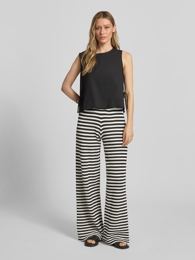 Frauenmodel trägt Wide Fit Stoffhose in Strick-Optik Modell 'Lorianna' von ICHI im Baumwoll-Mix, Damen, Ganzkörperansicht von vorne.
