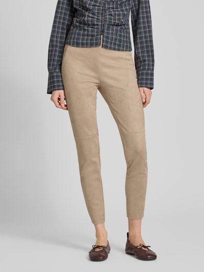 Kobiece model nosi Slim Fit Hose in verkürzter Passform von Christian Berg Woman, elastyczna mieszanka materiałów, imitacja weluru, krój slim fit, skrócony, beżowy kolor, szerokość w rozmiarze 36: 37 cm, długość wewnętrzna nogawki: 73 cm, spodnie damskie, całkowity widok z przodu.