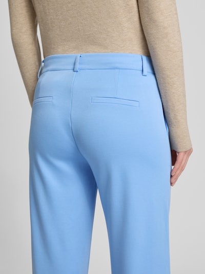 Vrouwenmodel draagt Wide Fit stoffen broek met viscose van FREE/QUENT, model 'Nanni', blauwe kleur, achterzakken, detailopname rugaanzicht. Context: Dames stoffen broek van FREE/QUENT, elastische materiaalmix met viscose, wide fit, model 'Nanni', achterzakken, knoop- en ritssluiting, bandwijdte bij maat S: 40 cm, binnenbeenlengte bij maat S: 79 cm.