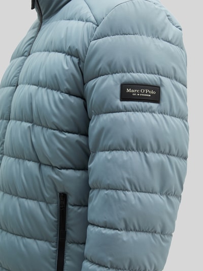 Männermodel trägt Regular Fit Steppjacke mit Zweiwege-Reißverschluss von Marc O'Polo in Hellblau, Nahaufnahme Oberkörper. Herren Steppjacke von Marc O'Polo