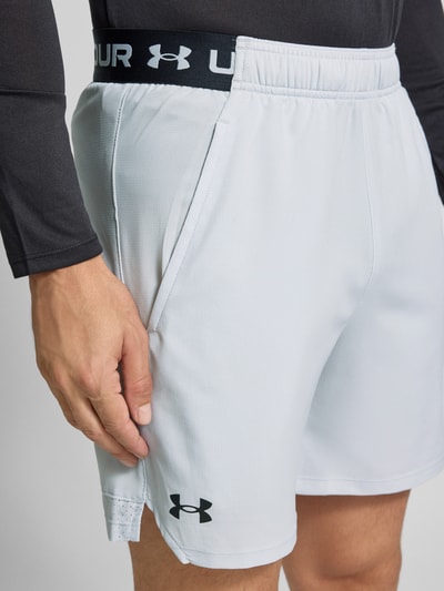 Under Armour Relaxed Fit Shorts mit Logo-Print Modell 'Vanish' Hellgrau 3