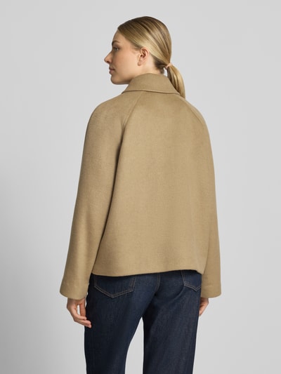 Frauenmodel trägt Relaxed Fit Jacke mit Woll-Anteil von Christian Berg Woman Selection in Beige, Material-Mix, Rückenansicht, Ganzkörperansicht Rückansicht.