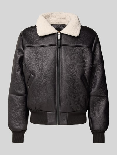 Produktfoto, schwarze Bomberjacke mit Kentkragen und gerippten Abschlüssen von Alpha Industries, Teddyfellkragen, strukturierte Lederoptik, sichtbarer Reißverschluss, Druckknopf-Eingrifftaschen, Regular Fit, Kontext: Rückenlänge 66 cm, Schulterbreite 48 cm, Brustweite 55 cm, Ärmellänge 70 cm
