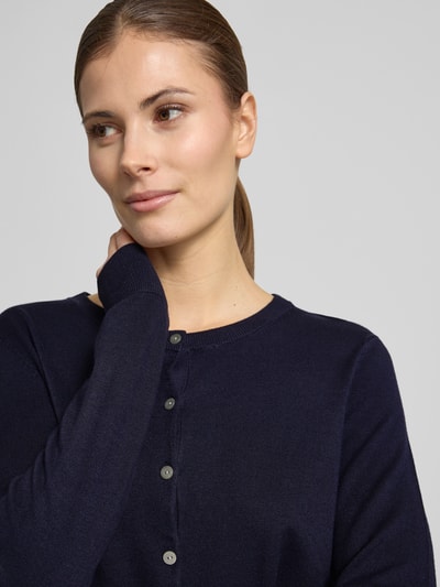 Frauenmodel trägt Regular Fit Cardigan aus Viskose-Mix von Christian Berg Woman in Dunkelblau, feine Struktur, Nahaufnahme Oberkörper.