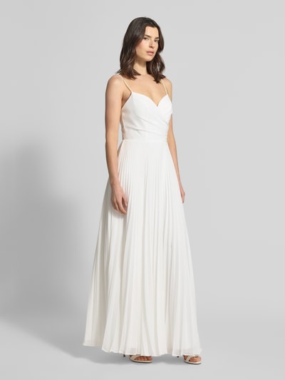 Modelka nosi Regular Fit Hochzeitskleid in Falten-Optik von Hey Kyla, kolor biały, cienkie ramiączka, dekolt na plecach, wszyty zamek błyskawiczny, długość tyłu 127 cm w rozmiarze 36, szerokość w rozmiarze 36: 33 cm, krój regular fit, plisy, widok całej sylwetki z przodu.
