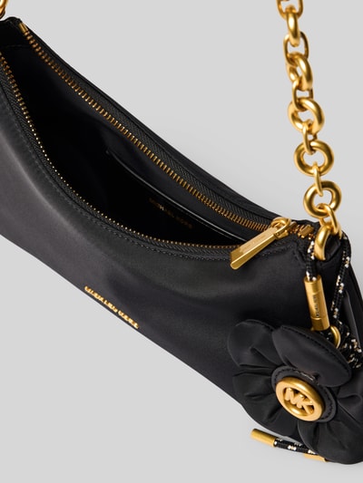 Produktfoto, schwarze Shoulder Bag mit floralem Accessoire Modell 'Nolita' von MICHAEL Michael Kors, goldene Gliederkette, Logo-Detail, Kontrast von glatter und strukturierter Oberfläche