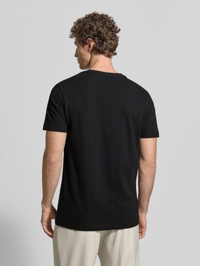 Männermodel trägt T-Shirt aus Baumwolle mit Rundhalsausschnitt von Christian Berg Men, Reine Baumwolle, Regular-Fit, Label-Detail, Rückenlänge 71 cm, Ganzkörperansicht Rückansicht.