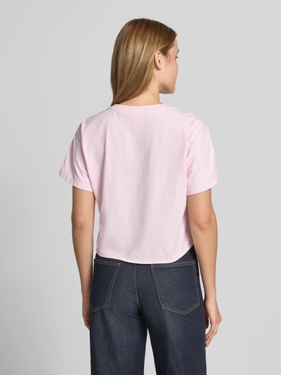 Frauenmodel trägt Damen T-Shirt von YAS, Reine Baumwolle, Regular-Fit, Modell 'Fabian' mit floralem Stitching, Zierknoten, Rückansicht, Rückenlänge bei Größe S: 47 cm.