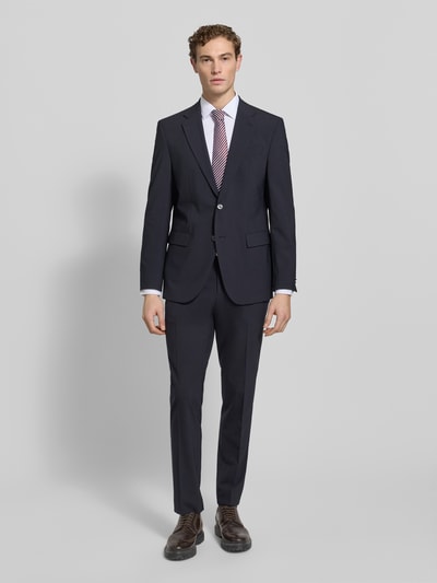 Męskamodel nosi Slim Fit Business-Hemd mit Knopfleiste von Jake*s, mieszanka materiałów z dodatkiem streczu, krój slim fit, kołnierzyk typu kent, listwa guzikowa, długość tyłu w rozmiarze 39/40: 75 cm, szerokość w rozmiarze 39/40: 45 cm, długość rękawów w rozmiarze 39/40: 66 cm, ciemny odcień, gładka faktura, całkowity widok z przodu.